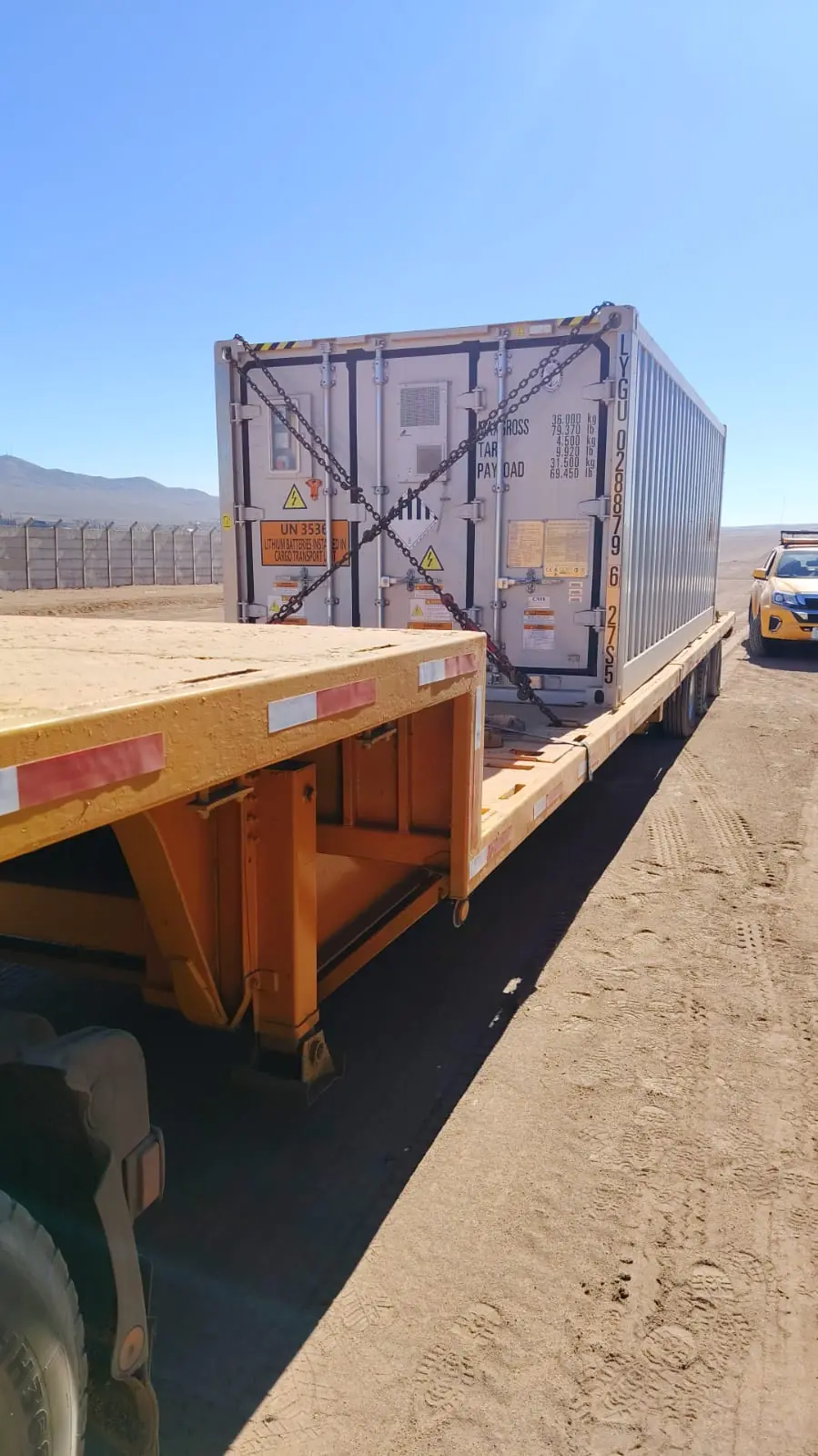 Plataforma con contenedor en ruta