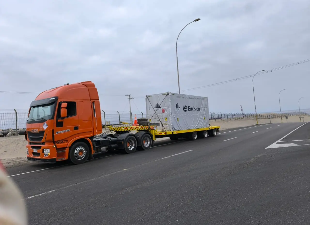 Camión con contenedor en ruta