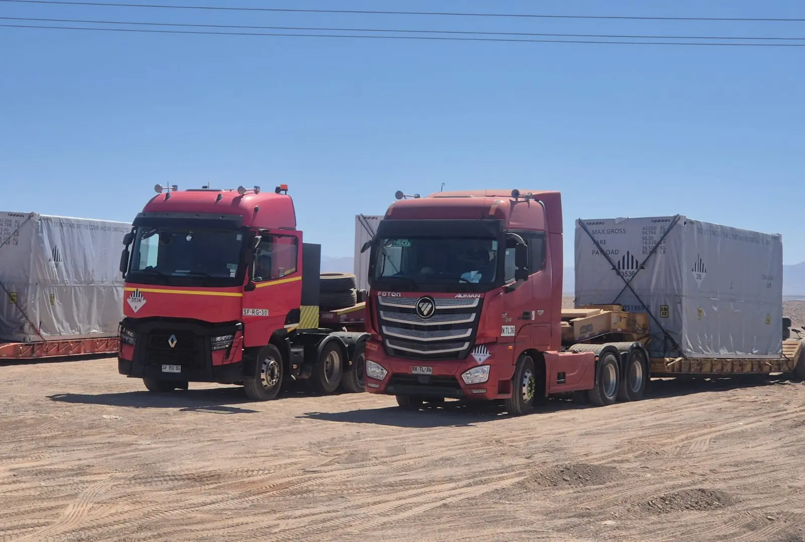 Tractocamiones de Oceano Spa con carga entoldada