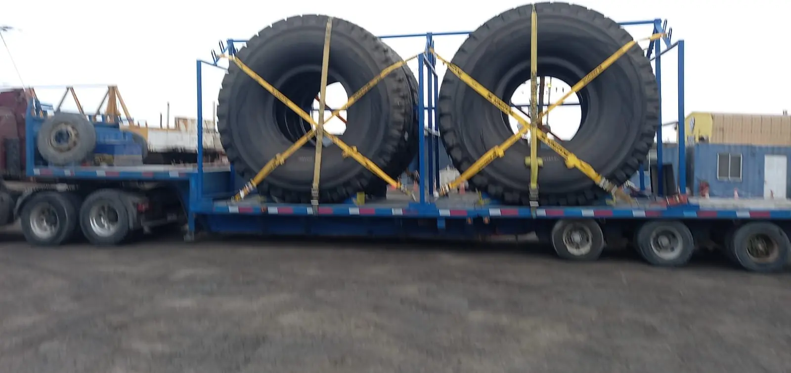 Transporte de neumáticos mineros gigantes en plataforma