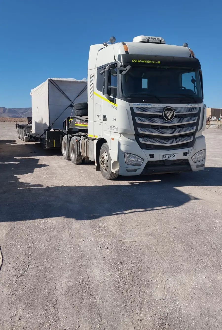 Camión con carga sobredimensionada sobre cama baja