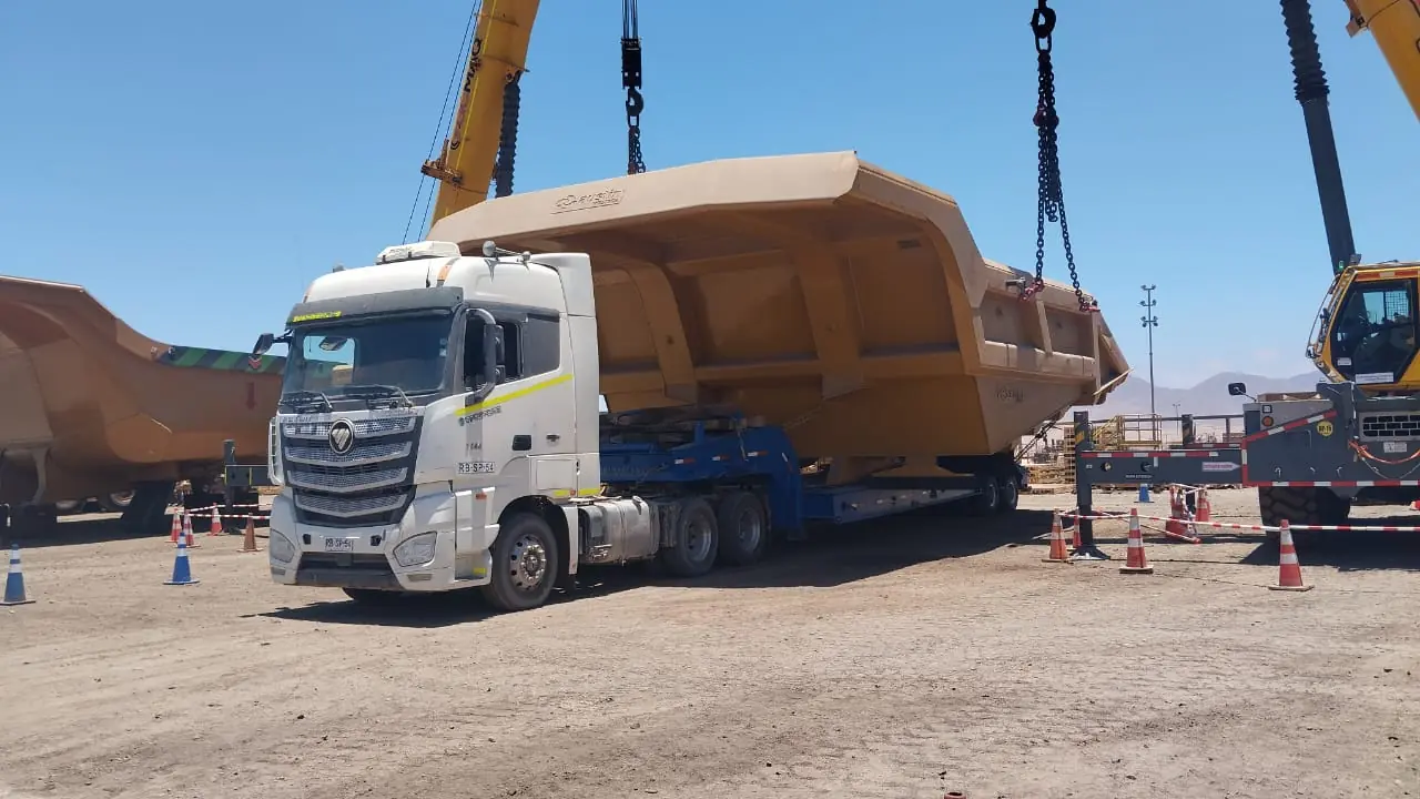 Camión de carga de Oceano Spa en ruta despejada