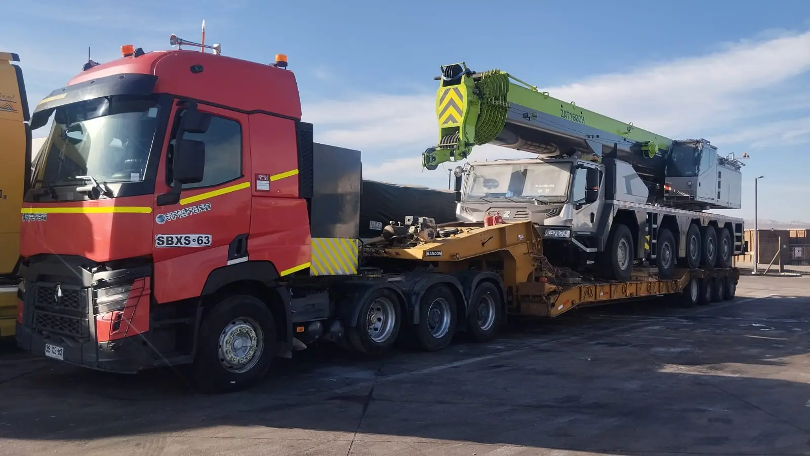 Camión de Oceano Spa transportando estructura de grúa